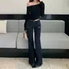 Foto real do novo design de outono de 2026: camiseta estilosa de um ombro só com rebites, manga longa e modelagem solta para mulheres