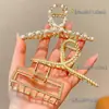 Pinzas para el cabello de alta gama para mujer para la parte posterior de la cabeza, exquisitas pinzas de garra de perla para el día a día, elegantes pinzas de tiburón para salir, venta al por mayor de artículos pequeños de Yiwu