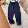 Calça jogger feminina solta, casual e versátil, com cós elástico e pernas afuniladas, adequada para esportes e uso diário, efeito emagrecedor. 13541