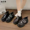 Mocasines de Piel Genuina Estilo Británico Suela Gruesa Tacón Grueso para Mujer 2026 Otoño Nueva Llegada Hebilla Metálica Zapatos de Una Sola Pieza Mary Jane Zapatos Pequeños de Cuero