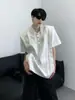 Camiseta Acolchada de Hombro con Diseño Único de Cuello en V Desestructurado para Hombre, Estilo Veraniego High Street Americano, Manga Corta, Fresca y Elegante, Aspecto de Alta Gama
