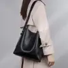 Bolsas en Stock Piel de Vaca de Dos Capas Bolsos Nuevos Europeos y Americanos para Mujer Gran Capacidad Cubo Bolsos de Mujer de Cuero Genuino Hombro Único Versátil Bolsos de Piel de Vaca