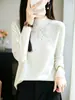 Suéter Andy de fleece macio e confortável para mulheres, camada base justa, gola alta discreta com detalhes em diamante acrílico, malha fina que afina a silhueta
