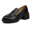 Estilo Versátil ~ Mocassins Pretos de Salto Alto com Fivelas Metálicas para Mulheres 2026 Novos Sapatos Pequenos de Couro com Saltos Grossos e Sapatos Baixos Elegantes para Mulheres
