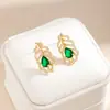 Pendientes de Pluma con Gota de Agua de Circonita de Cobre Pendiente Hueco Retro de Lujo Ligero con Diamantes Completos Pendiente de Temperamento para Dama de Banquete Europeo y Americano Fábrica de Pendientes