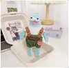 La ropa de los residentes de Bikini Bottom incluye peces geniales, peces flácidos, peces que se extienden planos, colgantes, llaveros, accesorios, monos y pantalones.