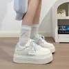 Zapatos blancos de suela gruesa estilo coreano con dibujos para mujer, nuevo modelo 2026, modernos y versátiles, zapatillas super estilosas que aumentan la altura