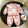 Lindo Set de Dos Piezas de Otoño con Dibujos de Arcoíris para Niñas Decoración de Moño Conjunto de Sudadera Infantil Suministro Directo de Fábrica Ropa Infantil
