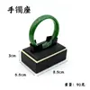 Expositor de cuero negro cepillado para anillos, pulseras de jade y soporte para joyas.