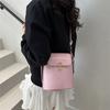 Bolso Bandolera Retro para Mujer 2026 Primavera Nuevo Estilo Bolso de Hombro a la Moda y Sencillo Bolso Cubo Sencillo de un Hombro