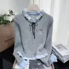 Cárdigan de Punto Gris de Dos Piezas Falsas para Mujer 2026 Nueva Llegada de Primavera Estilo Universitario Adorno de Volantes Patchwork Top Corto Adelgazante