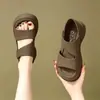 Sandalias de mujer de marca, talla grande, genuinas, suaves, estilo nuevo verano 2026, suela suave, versátiles, para exteriores, de espalda cerrada, que no cansan los pies