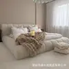 Cama minimalista moderna de terciopelo color crema, estilo wabi-sabi de lujo ligero, cama baúl, cama doble de tela técnica estilo nórdico color crema para dormitorio principal