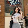 Camiseta feminina de manga curta com ombro reto estilo americano picante, nova para o verão de 2025, slim fit, justa, top curto ins