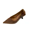 Elegantes tacones de aguja de terciopelo de estilo francés con punta fina para mujer, colección otoño 2026, diseño de punta baja, adecuados para el trabajo y el uso diario, exudando un estilo sofisticado y refinado