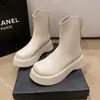 Botines de Moda Versátiles para Mujeres Petites 2025 Estilo Europeo Puntera Cuadrada que Aumentan la Altura Suela Gruesa Modernos Botines Tobilleros para Combinar con Faldas