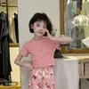 Traje Rosa para Niñas Verano 2025 Nuevo Conjunto de Dos Piezas de Verano para Niños con Mangas Cortas y Jeans Color Rosa