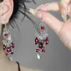 Pendientes de Uva Verde Estilo Bosque Verde con Diseño Asimétrico y Tachuelas de Hoja con Borla