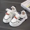 Sapatos de menina, tênis infantis, novos tênis esportivos casuais versáteis para a primavera de 2026, sapatos brancos macios e antiderrapantes para meninos