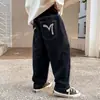 Pantalones vaqueros de primavera y otoño para niños, casuales y elásticos, estilo nuevo para niños, adecuados para niños de tamaño mediano y grande, modernos pantalones vaqueros para niños