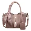 Bolso tejido vintage de patrón de diamante para mujer, nuevo modelo 2026, bolso de hombro elegante y simple con pañuelo de seda, bolso cruzado