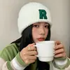 Gorro de lana con letra R de celebridad de internet estilo coreano para mujer, moderno y versátil, hace que la cara se vea más pequeña, gorro de punto para otoño e invierno, gorro cálido para clima frío