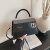 Bolso de Mano Cuadrado Pequeño de Alto Valor Nuevo Otoño 2025 Bolso de Hombro Cruzado Versátil de Moda Simple Tendencia Transfronterizo