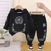 Ropa de Otoño e Invierno para Niños Conjunto de Sudadera con Capucha Nuevo Conjunto de Dos Piezas Negro Estampado para Niños Pequeños, Elegante y Deportivo