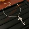 Collar con colgante de llave recortada de circón, estilo coreano, estilo frío, cadena larga tipo suéter, collar de alta gama para otoño e invierno para mujer.