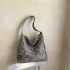 Bolsa tote de grande capacidade para o dia a dia de mulheres, nova bolsa de ombro com estampa de leopardo de nicho para o outono de 2026, bolsa saco de grande capacidade