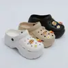 Zapatos ligeros de tacón alto perforados para usar al aire libre, cómodos y lindos, estilo casual de verano popular para mujeres, parejas y enfermeras
