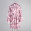 Vestido Curto de Manga Longa com Estampa de Tinta Chinesa Estilo Europeu e Americano Primavera 2025 Novo Gola Alta Manga Bufante Vestido com Amarração