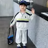 Conjunto Deportivo de Dos Piezas con Bloques de Color y Media Cremallera para Niños Primavera y Otoño 2026 Nuevo Estiloso Conjunto Deportivo Infantil para Niños Pequeños y Niños