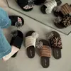 Sandalias Planas de Tira Ancha Plisada para Mujer 2026 Adorno de Flor Decorativa Parte Superior Flexible Cómodas para Caminatas Largas Versátiles para Casa y Salir Mediano