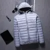 Productos genuinos Garantizado Liquidación Fuera de Temporada Otoño e Invierno Nuevo Ligero Relleno de Algodón y Plumas Chaqueta para Hombre Cuello Vertical Corta con Capucha Tallas Grandes Portátil