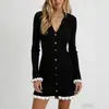 Vestido de Tricô Elegante Slim-Fit de Manga Longa 2026 Outono Curto Estilo Francês Emagrecedor com Gola e Design Color-Blocking