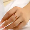 Anel Aberto de Diamante Microincrustado Estilo Europeu e Americano de Luxo Leve para Mulheres, Anel Simples para Dedo Indicador com Diamante Arco-Íris de Design de Nicho