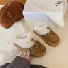 Chinelos Baotou Femininos Pessoa Preguiçosa Pequeno Novo Estilo Frango Amarelo Estilo Borla Botas de Neve Meio Chinelo Slip-on Chinelos de Pelo Solado Grosso 2026