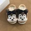 Chinelos de pelúcia cartoon femininos sem cadarço para outono e inverno, estilo fofo, com sola grossa, antiderrapantes, para uso doméstico, chinelos de algodão sem cadarço para meninas