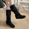 Botas Retro Plisadas Adelgazantes para Mujer de 5 cm de Tacón Oculto, Circunferencia de Pantorrilla Grande de Gamuza, con Tira Cruzada, Nuevo Estilo Otoño e Invierno, Botas Altas