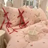 Estilo Ins, fresco e delicado, com amarrações de fita e um design de gaze dupla camada, um popular conjunto de cama de quatro peças, um conjunto de capa de edredom de três peças doce e feminino