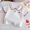 Polo de Verano para Niña de Manga Corta con Elegantes Bordes de Volantes y Bordado de Parche de Fresa, Top Versátil de Verano para Niñas