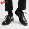 Novo modelo de sapatos masculinos de couro com solas macias, sapatos de couro pretos para homens, sapatos business casual, sapatos que aumentam a altura para padrinhos, sapatos de amarrar