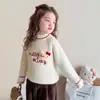 Suéter grueso de una pieza forrado de polar para niñas, nuevo estilo invierno 2026, top de punto de moda para niñas pequeñas, perfecto como capa interior