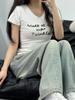 Camiseta Retro con Estampado de Letras para el Hombro Derecho de Manga Corta para Mujer Verano 2025 Nuevo Ajuste Delgado Estilo Preppy Reductor de Edad Top Cuello en V