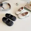 Novo Modelo Primavera 2026 Sapatos de Couro Trançado Vazado para Meninas, Mocassins Casuais Macios e Confortáveis para Bebês Meninas