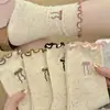 Calcetines de la serie de colores Melard para mujer, de algodón con encaje estilo japonés, color café, color liso atmosférico, calcetines largos de otoño e invierno