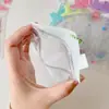 Porta-Cartões Pequena Casa de Desenho Animado PVC Transparente à Prova de Poeira Pingente de Exibição Bolsa de Armazenamento de Boneca de Pelúcia