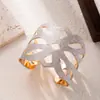 Pulseira de Metal Oca com Pingente de Acetato Personalizado para Mulheres, Bracelete Aberto Dourado com Borboleta e Flor de Rosa, Acessório de Mão Estilo Minimalista