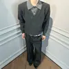 Suéter gris oscuro de imitación dos piezas con cuello en V, unisex, otoño/invierno, estilo casual y relajado, capa base de punto, top interior con cuello